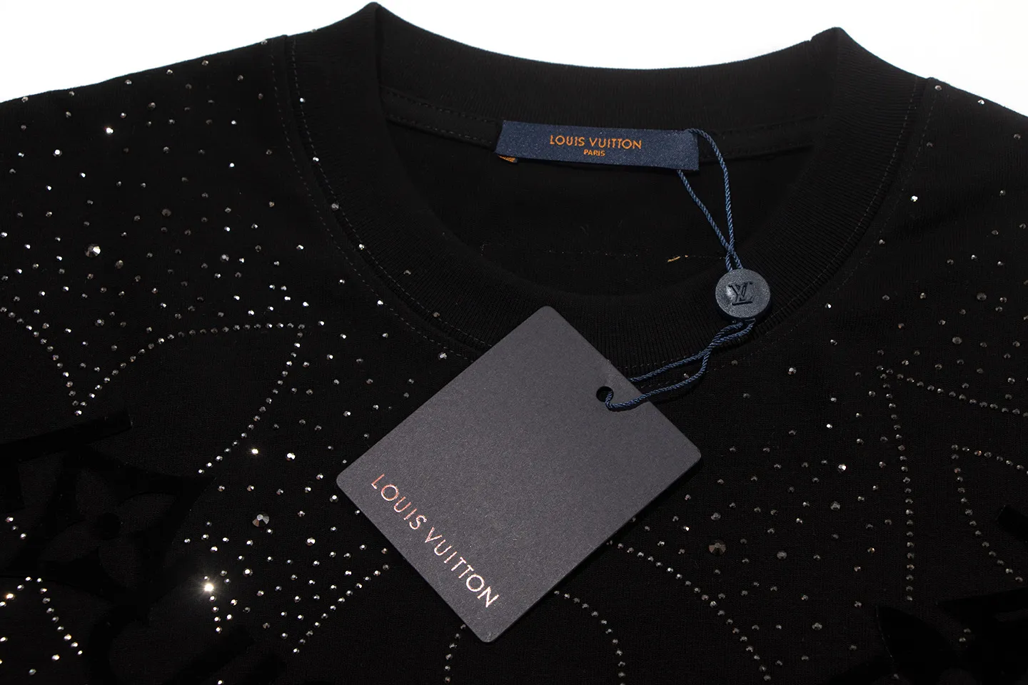 🅿️180 louis vuitto*2026 latest short-sleeved T-shirt (hot diamond) Material: Made of high version 300g double yarn combed cotton Size: S M L XL Color: black white Style number: W2652